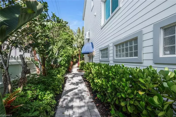 Naples, FL 34102,888 10th ST S #101
