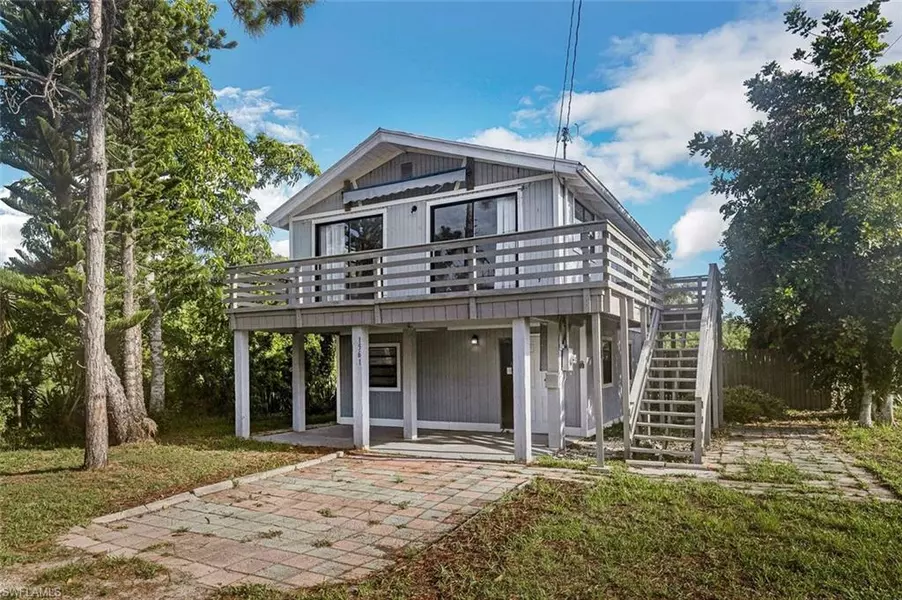 1561 Laurel DR, North Fort Myers, FL 33917