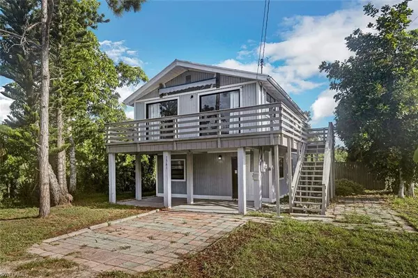 1561 Laurel DR, North Fort Myers, FL 33917