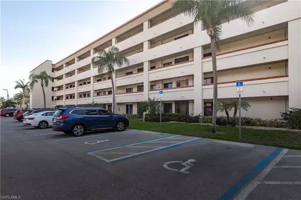 Fort Myers, FL 33907,7430 Lake Breeze DR #403