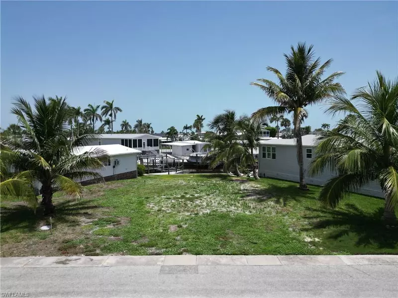 11271 Azalea LN, Fort Myers Beach, FL 33931
