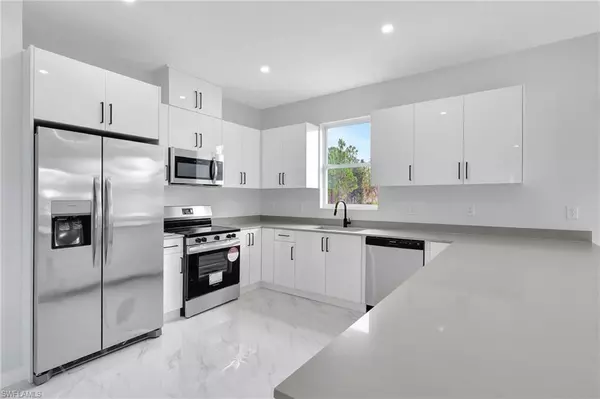 Lehigh Acres, FL 33974,842 Downer AVE S