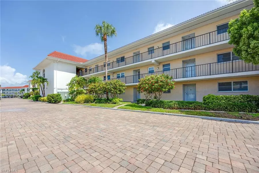45 High Point CIR S #303, Naples, FL 34103