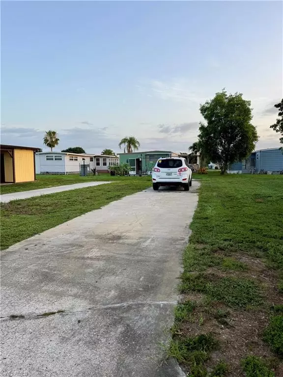 Fort Myers, FL 33905,33 Poinsettia DR