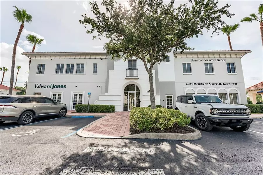 9180 Galleria CT #F, Naples, FL 34109