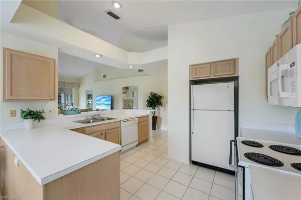 Naples, FL 34110,736 Wiggins Lake DR #201