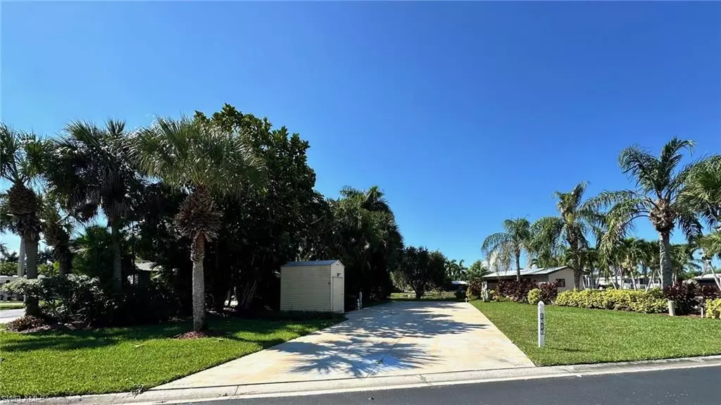 1313 Nickel Lake PT, Naples, FL 34114