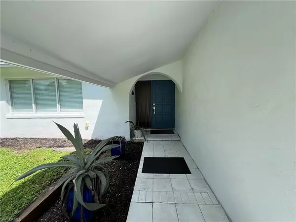 Naples, FL 34104,858 Rose WAY