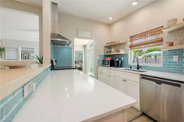 Naples, FL 34104,1971 HOLIDAY LN