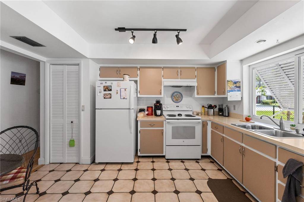 North Fort Myers, FL 33917,1400 White Cedar LN
