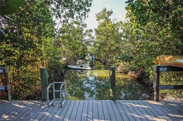 Sanibel, FL 33957,561 Periwinkle WAY #E2