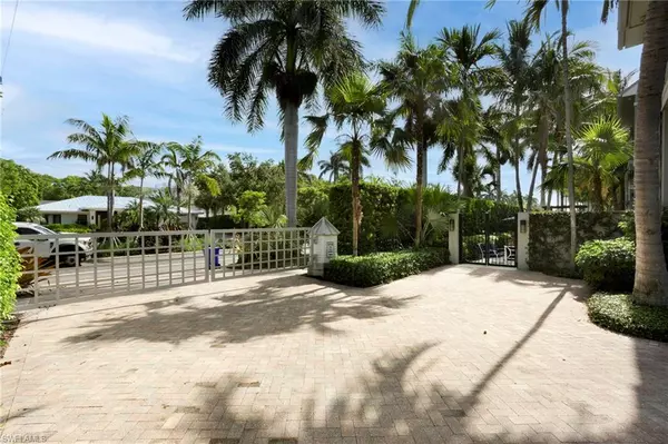 Naples, FL 34102,12 6th ST S
