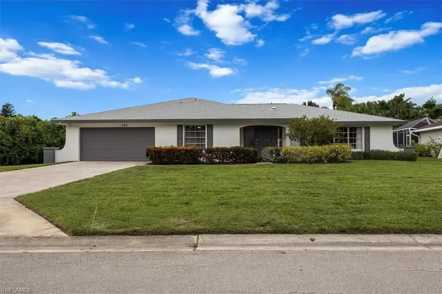 389 Country Club LN, Naples, FL 34110