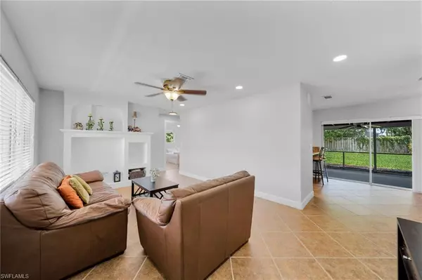 Cape Coral, FL 33990,908 SE 16th ST