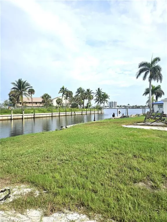Fort Myers Beach, FL 33931,863 Oak ST