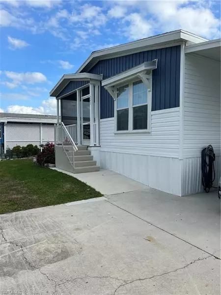 240 Ocean Reef LN, Naples, FL 34114