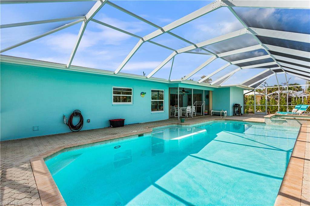 Sanibel, FL 33957,566 Boulder DR