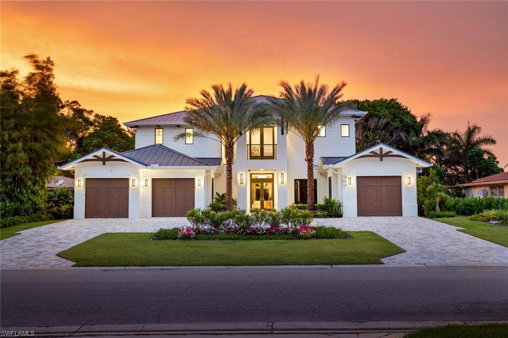 565 Whispering Pine LN, Naples, FL 34103