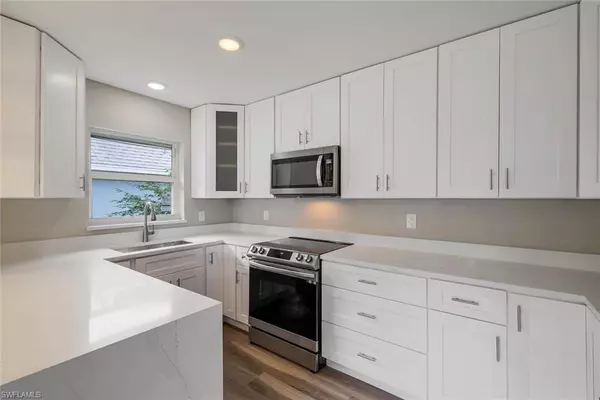 Naples, FL 34112,233 YORKSHIRE CT