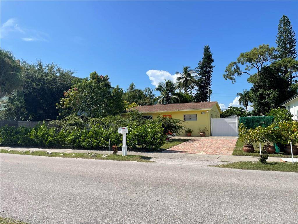 1381 13th AVE N, Naples, FL 34102