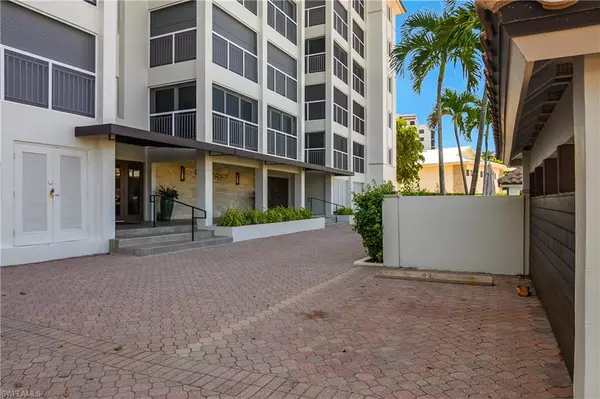 Naples, FL 34103,2600 Gulf Shore BLVD N #52