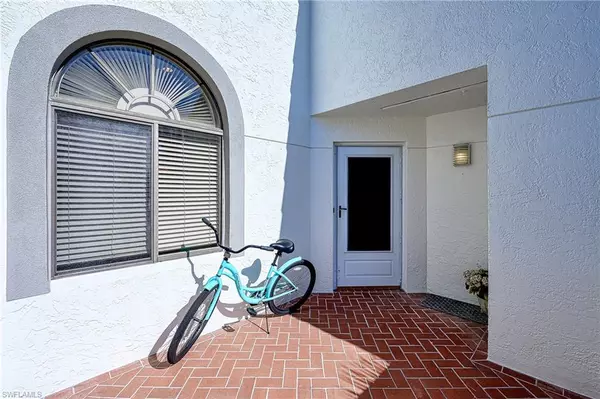 Naples, FL 34108,613 BEACHWALK CIR