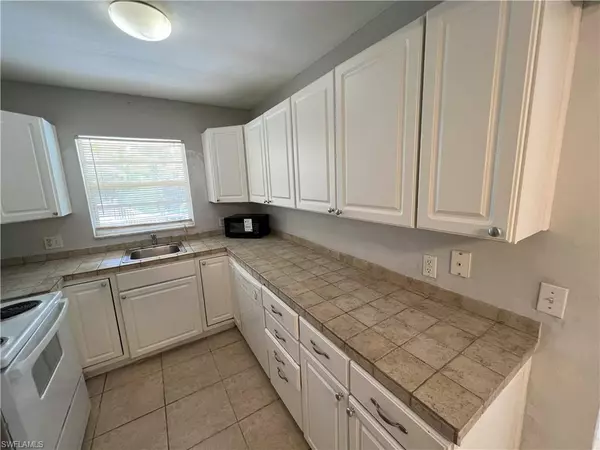 Naples, FL 34112,4290 Gulfstream DR #16