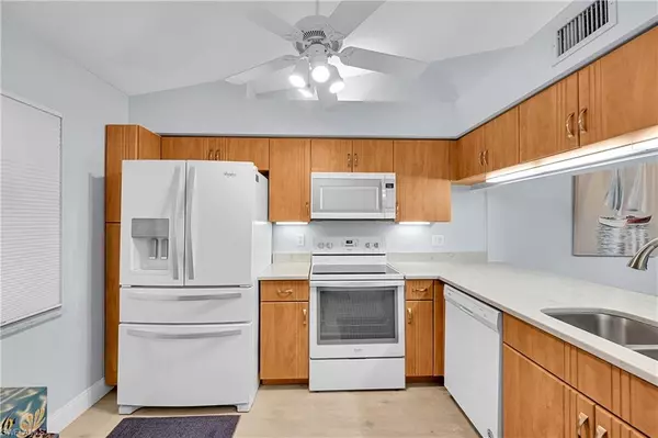 Estero, FL 33928,20111 Ian CT #306