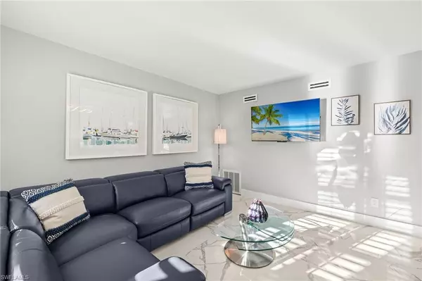 Naples, FL 34102,980 7th AVE S #109