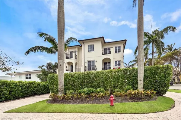 Naples, FL 34102,425 5th ST S #A