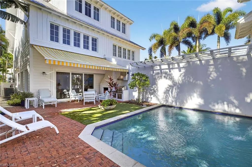 Naples, FL 34102,477 3rd AVE S #2