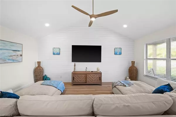 738 95th AVE N, Naples, FL 34108