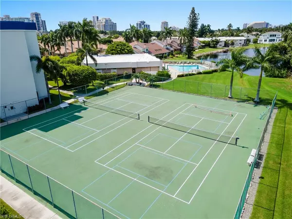 Naples, FL 34104,555 Park Shore Dr #B302
