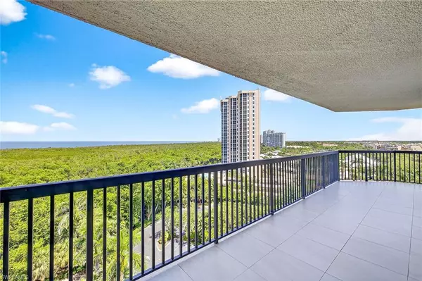 Naples, FL 34108,6075 Pelican Bay BLVD #906