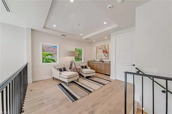 Naples, FL 34102,434 3rd AVE S