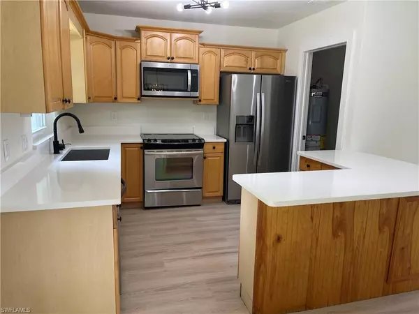 North Fort Myers, FL 33903,947 Happy RD