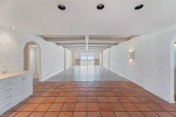 Naples, FL 34102,2171 Gulf Shore BLVD N #701