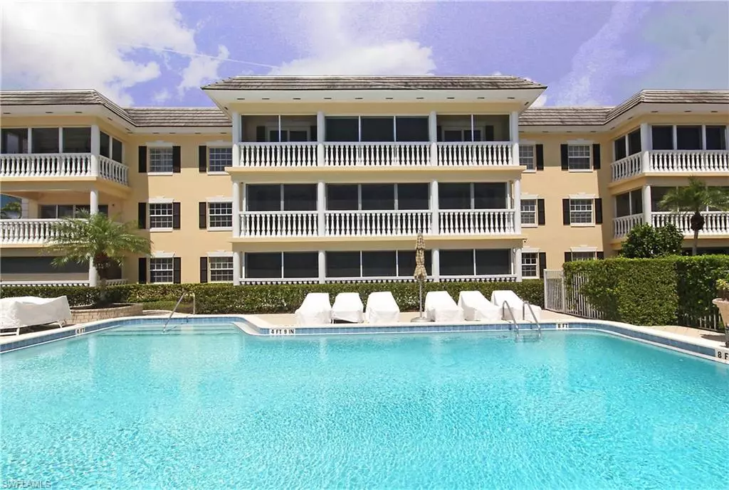 Naples, FL 34102,666 3RD ST S #201