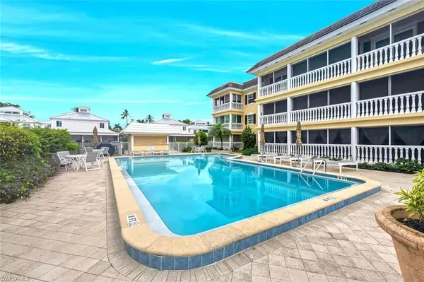 Naples, FL 34102,666 3rd ST S #304