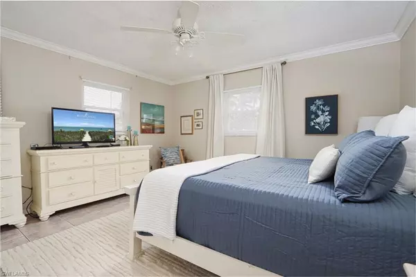 Naples, FL 34102,940 3rd ST S #101