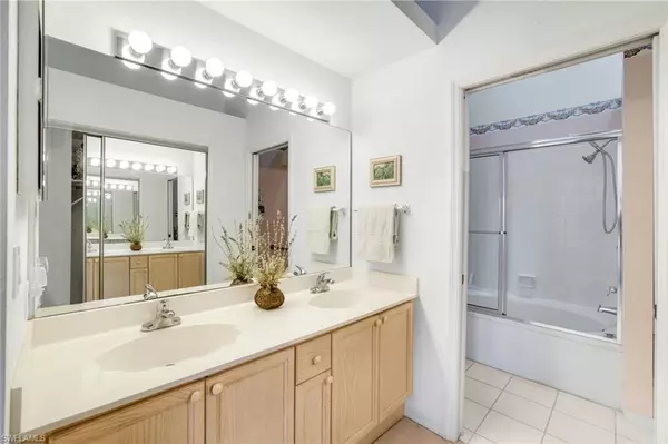 Naples, FL 34110,13141 Hamilton Harbour DR #P4