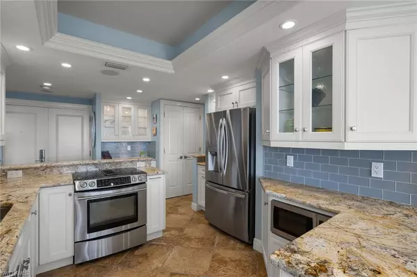 Naples, FL 34103,2400 Gulf Shore BLVD N #PH-4