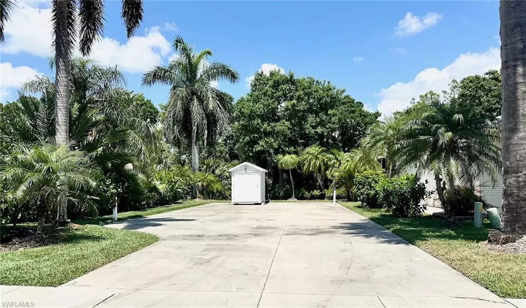 1076 Diamond Lake CIR, Naples, FL 34114