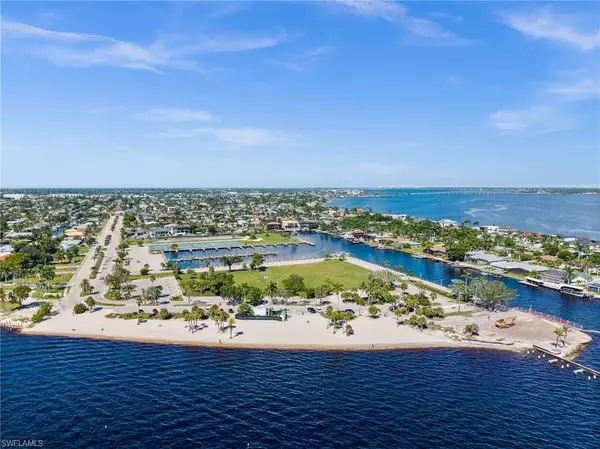 Cape Coral, FL 33904,1020 Dolphin DR