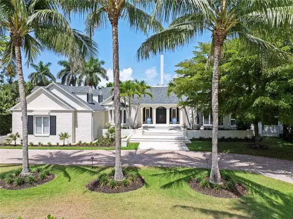 2700 Treasure LN, Naples, FL 34102