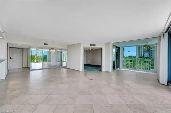 Naples, FL 34108,6101 Pelican Bay BLVD #201