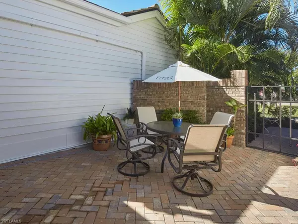 Naples, FL 34103,575 Park Shore DR #H2