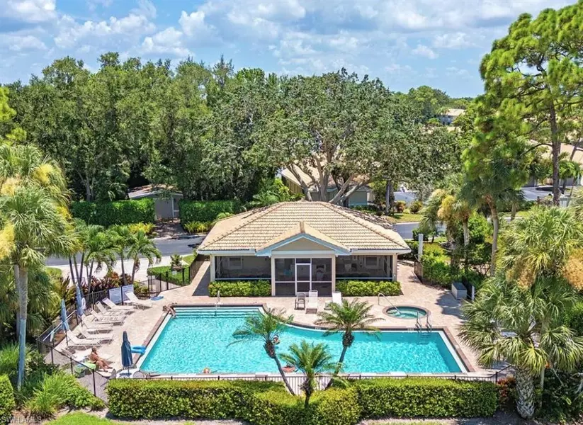 306 Emerald Bay CIR #J-8, Naples, FL 34110
