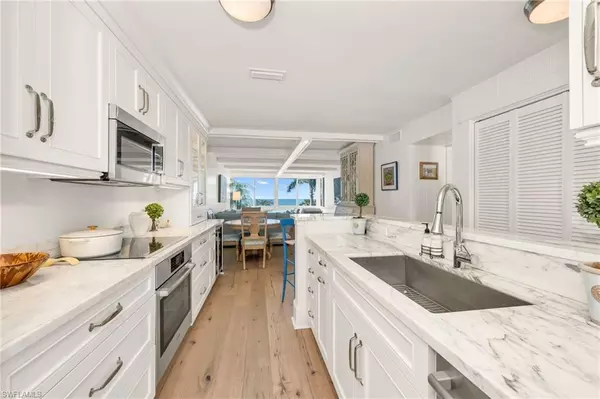 Naples, FL 34102,2121 Gulf Shore BLVD N #206
