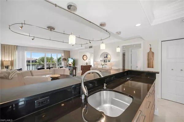 Naples, FL 34103,300 Park Shore DR #2E
